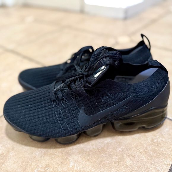 Nike Men's Black VaporMax Sneakers - Picture 3 of 7